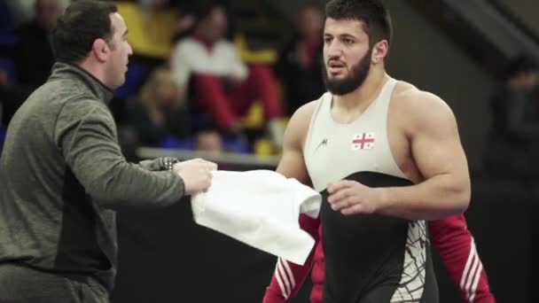 Coach og atlet under pause wrestling konkurrencer. Langsom bevægelse. Kiev. Ukraine – Stock-video