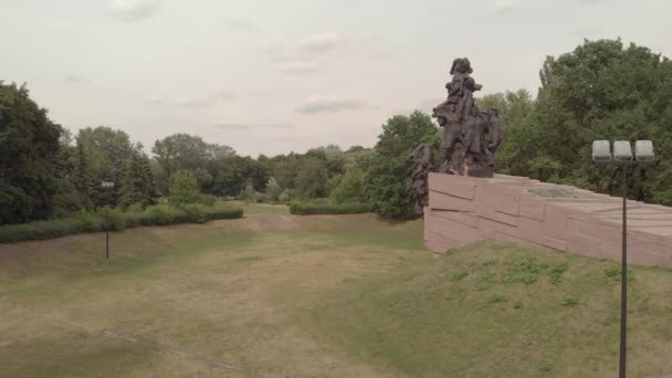 Babi Yar. Aéreo - O lugar do assassinato em massa de judeus durante a Segunda Guerra Mundial. Holocausto. Kiev, Ucrânia . — Vídeo de Stock