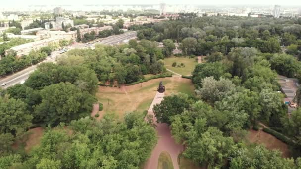 Babi Yar. Luchtfoto - De plaats van massamoord op Joden tijdens de Tweede Wereldoorlog. Holocaust. Kiev, Oekraïne. — Stockvideo