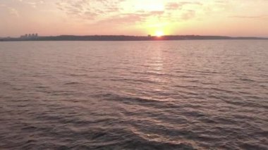 Gün batımında su yüzeyi. Havadan. Kyiv. Ukrayna