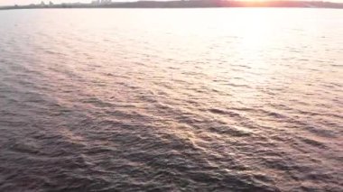 Gün batımında su yüzeyi. Havadan. Kyiv. Ukrayna