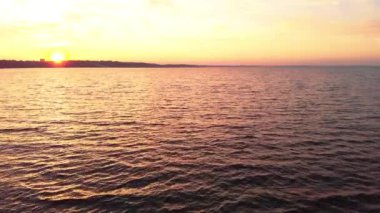 Gün batımında su yüzeyi. Havadan. Kyiv. Ukrayna