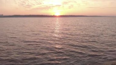 Gün batımında su yüzeyi. Havadan. Kyiv. Ukrayna