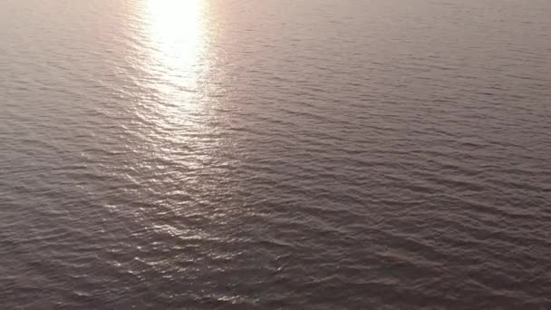 Surface de l'eau au coucher du soleil. Aérien. Kiev. Ukraine 