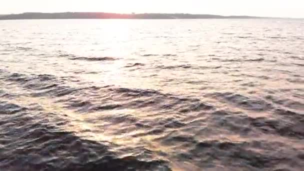 Επιφάνεια νερού το ηλιοβασίλεμα. Εναέρια. Κίεβο. Ουκρανία — Αρχείο Βίντεο
