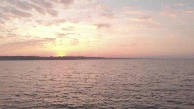 Gün batımında su yüzeyi. Havadan. Kyiv. Ukrayna