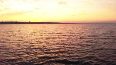Gün batımında su yüzeyi. Havadan. Kyiv. Ukrayna