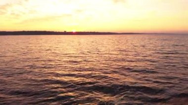 Gün batımında su yüzeyi. Havadan. Kyiv. Ukrayna