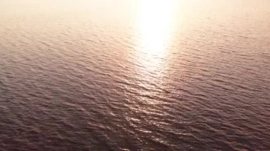 Gün batımında su yüzeyi. Havadan. Kyiv. Ukrayna