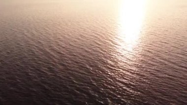 Gün batımında su yüzeyi. Havadan. Kyiv. Ukrayna