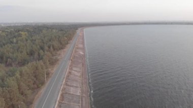 Kyiv rezervuarının kıyısı. Havadan. Ukrayna. Dnipro Nehri