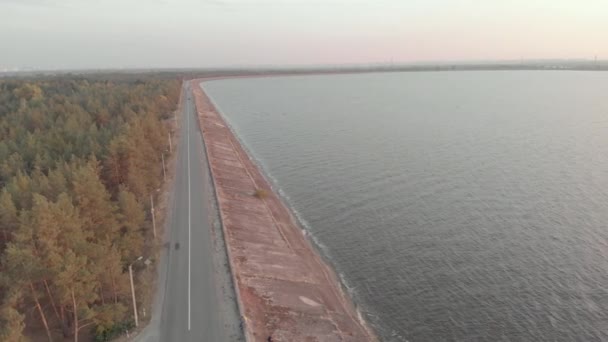 La rive du réservoir de Kiev. Aérien. Ukraine. Rivière Dnipro 