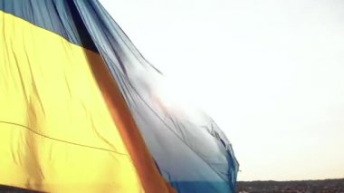 Ukrayna bayrağı yakın plan. Havadan. Kyiv. Ukrayna