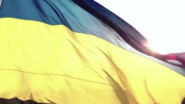 Ukrayna bayrağı yakın plan. Havadan. Kyiv. Ukrayna