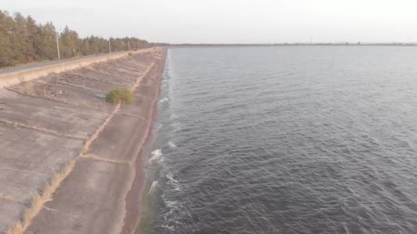 Берег Киевского водохранилища. Воздушный. Украина. Днепр — стоковое видео