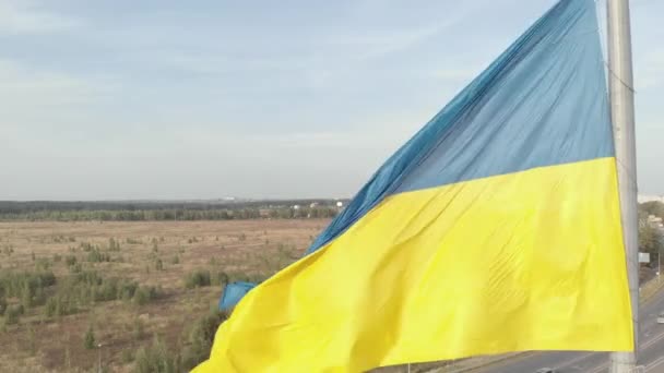 Ukrainische Flagge in Großaufnahme. Antenne. Kiew. Ukraine — Stockvideo