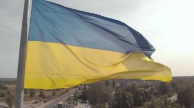 Ukrayna bayrağı yakın plan. Havadan. Kyiv. Ukrayna
