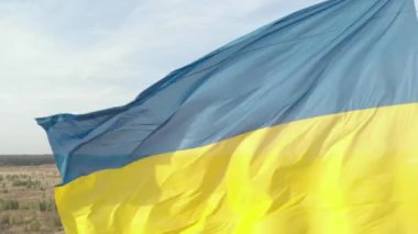 Ukrayna bayrağı yakın plan. Havadan. Kyiv. Ukrayna