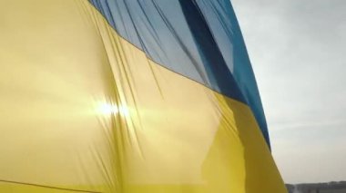 Ukrayna bayrağı yakın plan. Havadan. Kyiv. Ukrayna