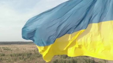 Ukrayna bayrağı yakın plan. Havadan. Kyiv. Ukrayna