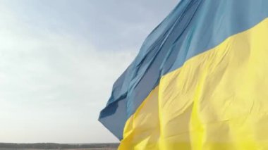 Ukrayna bayrağı yakın plan. Havadan. Kyiv. Ukrayna
