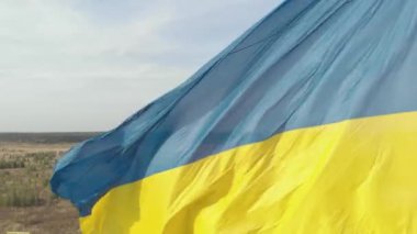 Ukrayna bayrağı yakın plan. Havadan. Kyiv. Ukrayna
