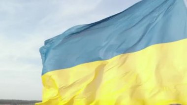 Ukrayna bayrağı yakın plan. Havadan. Kyiv. Ukrayna
