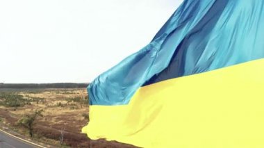 Ukrayna bayrağı yakın plan. Havadan. Kyiv. Ukrayna