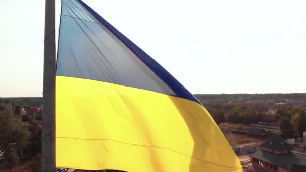 Bandera de Ucrania de cerca. Aérea. Kiev. Ucrania — Vídeos de Stock