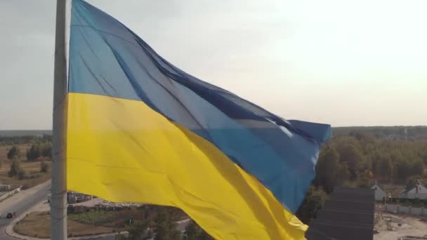 Bandera de Ucrania de cerca. Aérea. Kiev. Ucrania — Vídeos de Stock