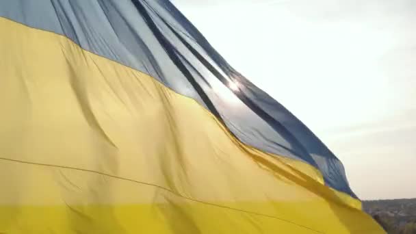 Ukrajinská vlajka zblízka. Letecký. Kyjev. Ukrajina — Stock video