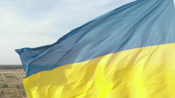 Ukraińska flaga zbliżenie. Z powietrza. Kijów. Ukraina — Wideo stockowe