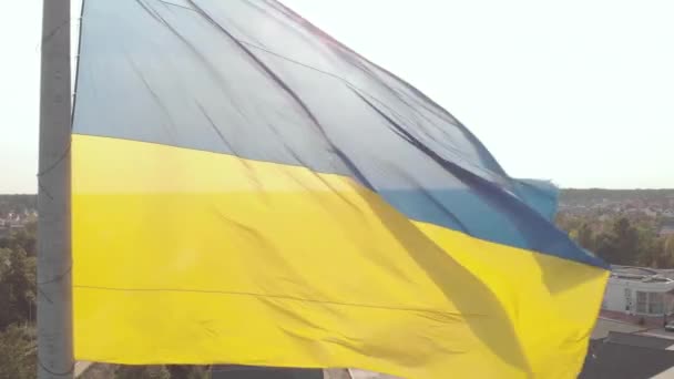 Gros plan sur le drapeau ukrainien. Aérien. Kiev. Ukraine — Video