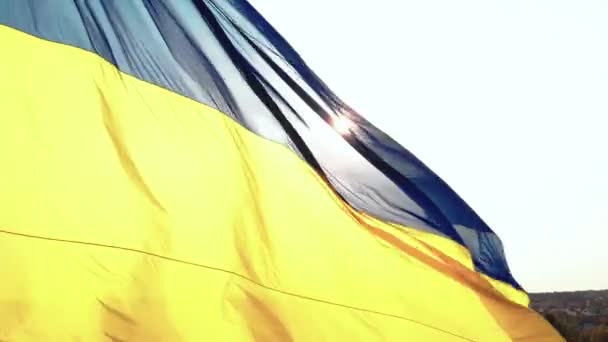 Украинский флаг крупным планом. Воздушный. Киев. Украина — стоковое видео