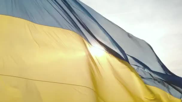 Bandera de Ucrania de cerca. Aérea. Kiev. Ucrania — Vídeos de Stock