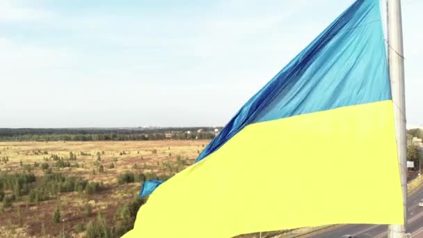 Bandeira ucraniana close-up. Aéreo. Kiev. Ucrânia — Vídeo de Stock