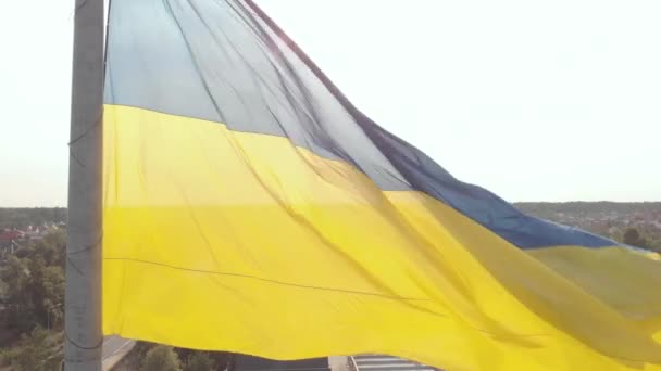 Bandera de Ucrania de cerca. Aérea. Kiev. Ucrania — Vídeos de Stock