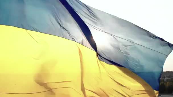 Bandera de Ucrania de cerca. Aérea. Kiev. Ucrania — Vídeos de Stock