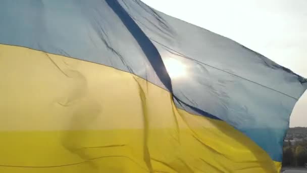 Bandera de Ucrania de cerca. Aérea. Kiev. Ucrania — Vídeos de Stock