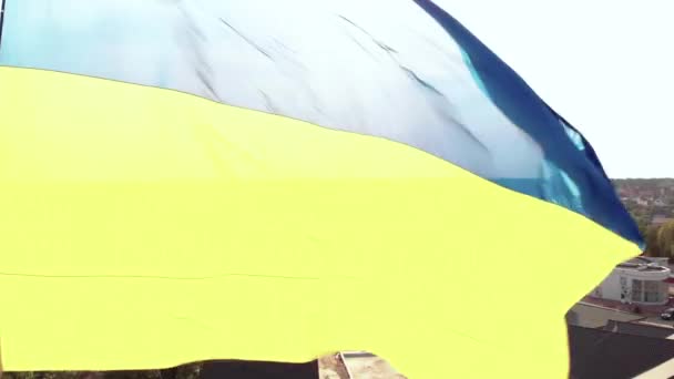 Ukrainische Flagge in Großaufnahme. Antenne. Kiew. Ukraine — Stockvideo