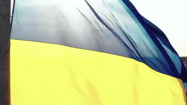 Bandeira ucraniana close-up. Aéreo. Kiev. Ucrânia — Vídeo de Stock