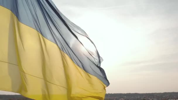 Bandera de Ucrania de cerca. Aérea. Kiev. Ucrania — Vídeos de Stock