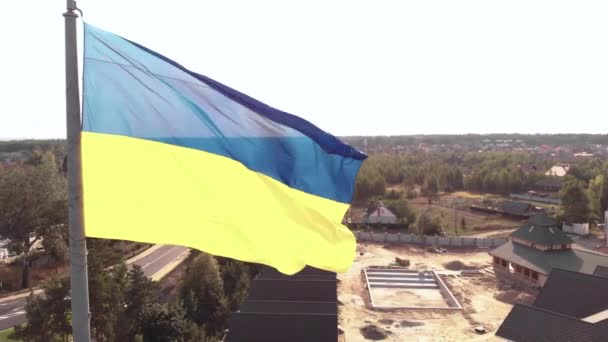 Украинский флаг крупным планом. Воздушный. Киев. Украина — стоковое видео