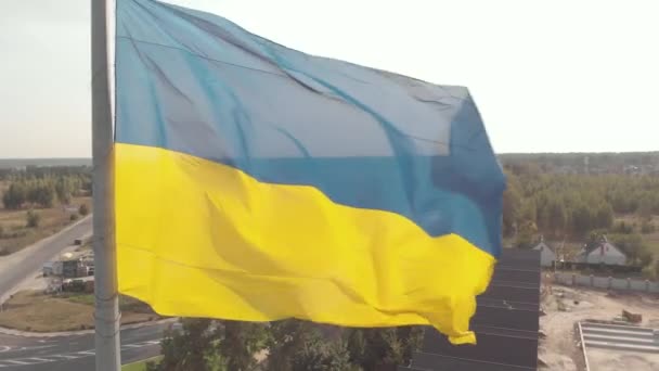 Gros plan sur le drapeau ukrainien. Aérien. Kiev. Ukraine — Video