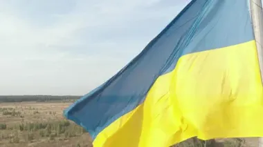 Ukrayna bayrağı yakın plan. Havadan. Kyiv. Ukrayna