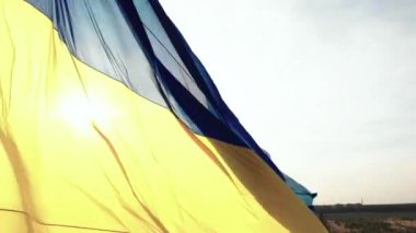 Ukrayna bayrağı yakın plan. Havadan. Kyiv. Ukrayna