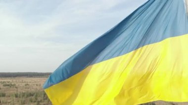 Ukrayna bayrağı yakın plan. Havadan. Kyiv. Ukrayna