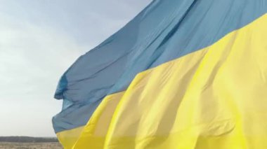 Ukrayna bayrağı yakın plan. Havadan. Kyiv. Ukrayna