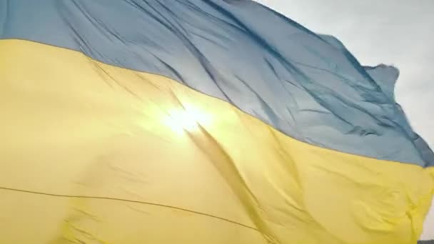 Bandera de Ucrania de cerca. Aérea. Kiev. Ucrania — Vídeos de Stock