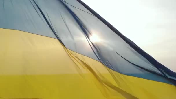 Ukrainische Flagge in Großaufnahme. Antenne. Kiew. Ukraine — Stockvideo